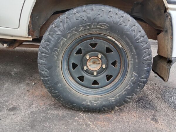 P4983 - Toyota LandCruiser 100 series 2006 White Wrecking - Image 9