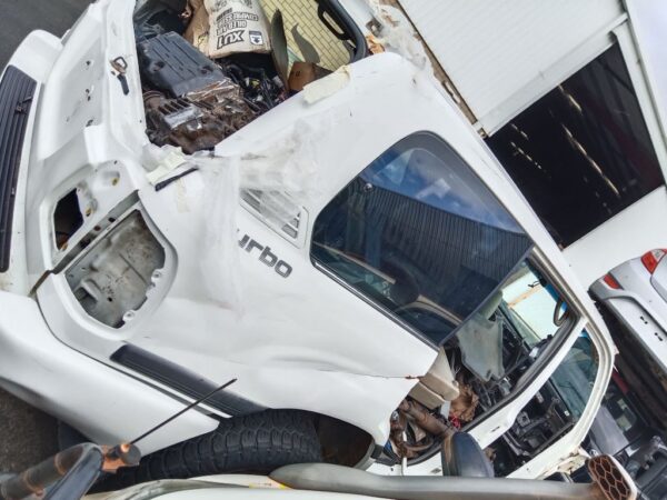 P4983 - Toyota LandCruiser 100 series 2006 White Wrecking - Image 11