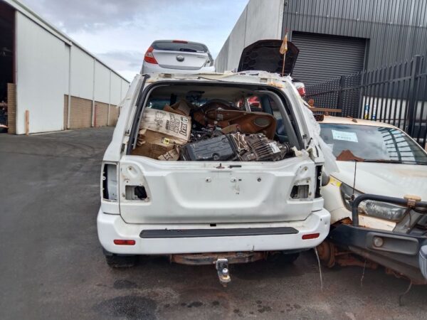 P4983 - Toyota LandCruiser 100 series 2006 White Wrecking - Image 12