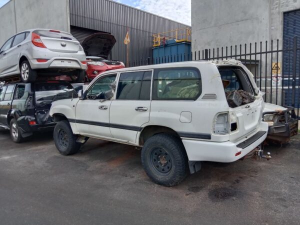 P4983 - Toyota LandCruiser 100 series 2006 White Wrecking - Image 13