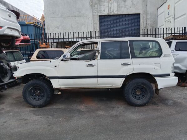 P4983 - Toyota LandCruiser 100 series 2006 White Wrecking - Image 14
