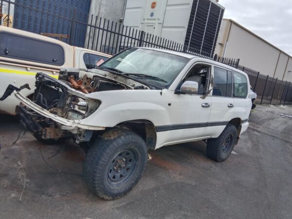 P4983 - Toyota LandCruiser 100 series 2006 White Wrecking - Image 16