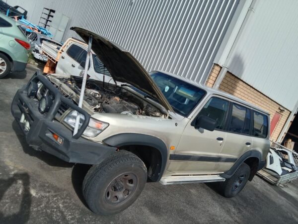 P4984 - Nissan Patrol 2000 Gold Wrecking - Image 2