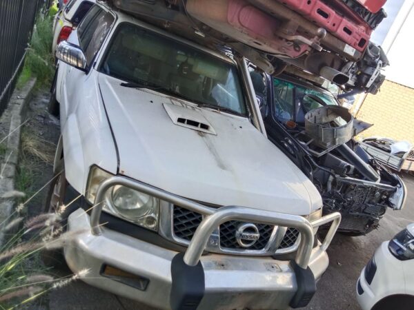 P4986 - Nissan Patrol 2006 White Wrecking - Image 3