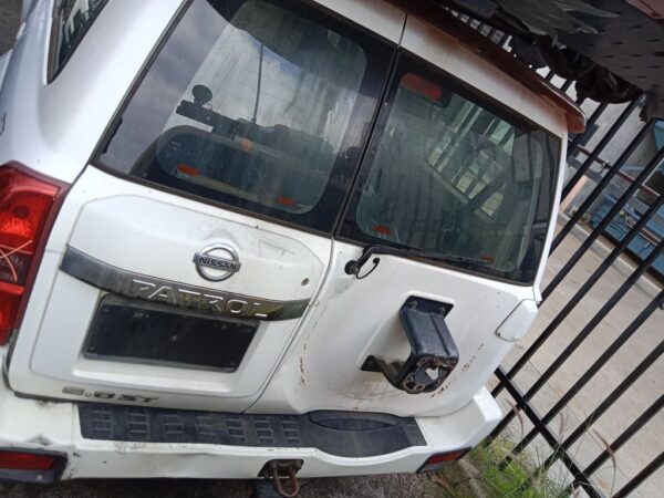 P4986 - Nissan Patrol 2006 White Wrecking - Image 14
