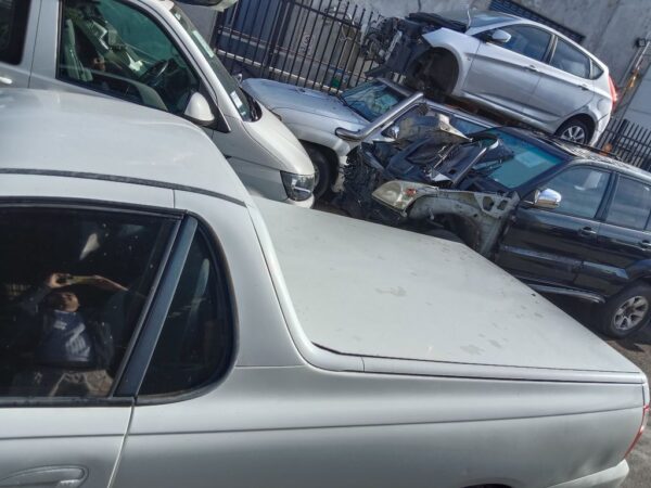 P4987 - Holden Commodore Ute VZ 2005 White Wrecking - Image 3