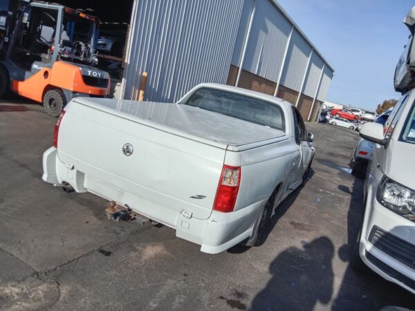 P4987 - Holden Commodore Ute VZ 2005 White Wrecking - Image 11