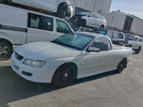 P4987 - Holden Commodore Ute VZ 2005 White Wrecking - Image 16