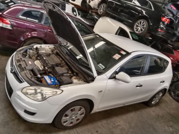 P4990 - Hyundai i30 2008 White Wrecking - Image 2
