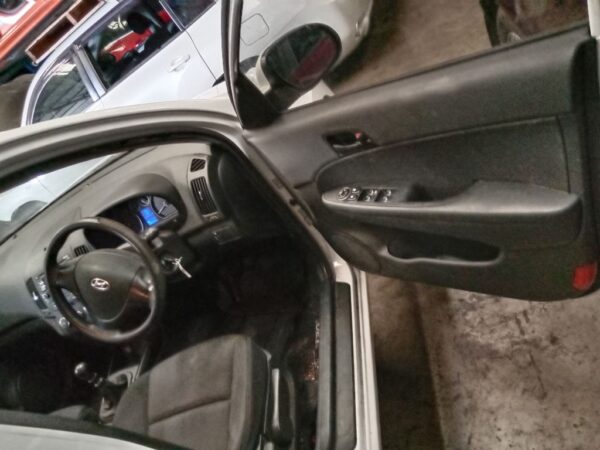 P4990 - Hyundai i30 2008 White Wrecking - Image 6