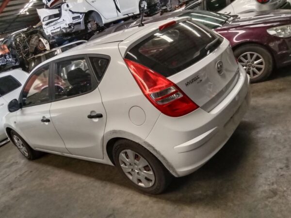 P4990 - Hyundai i30 2008 White Wrecking - Image 9