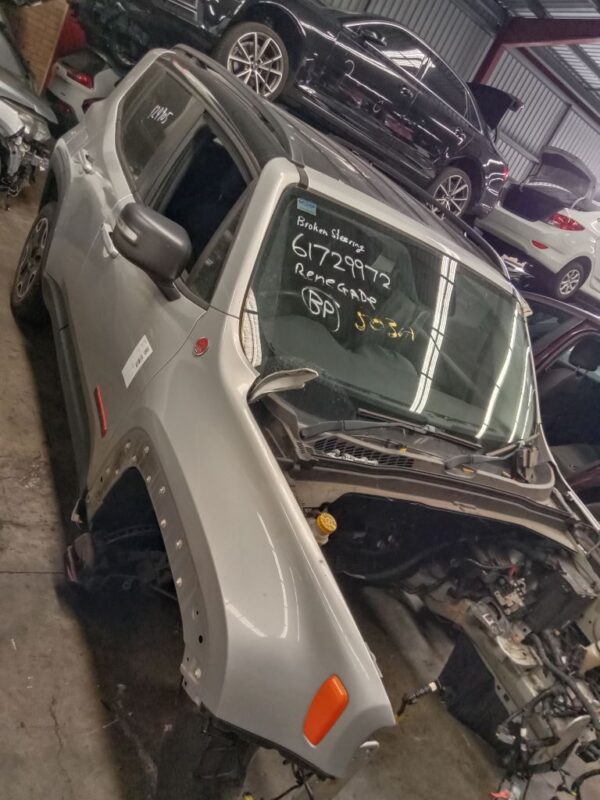 P4992 - Jeep Renegade 2016 Silver Wrecking