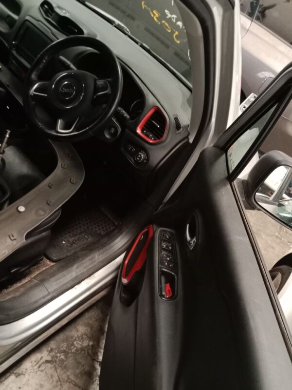 P4992 - Jeep Renegade 2016 Silver Wrecking - Image 3