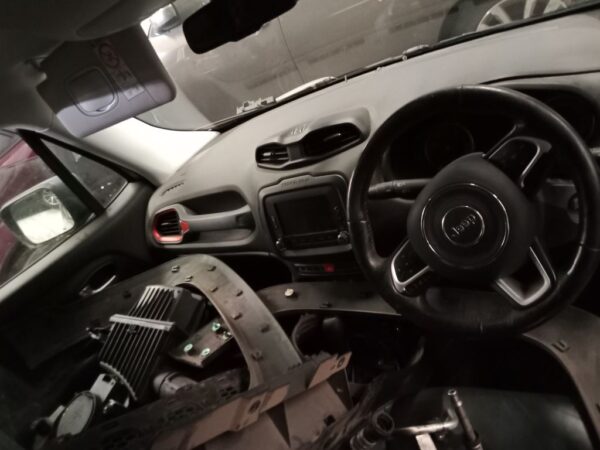 P4992 - Jeep Renegade 2016 Silver Wrecking - Image 4