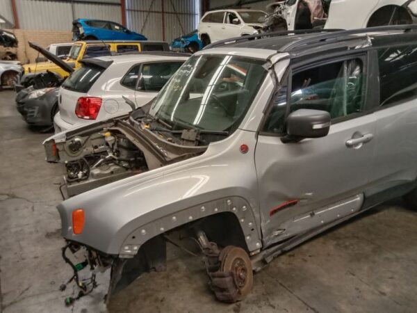 P4992 - Jeep Renegade 2016 Silver Wrecking - Image 16