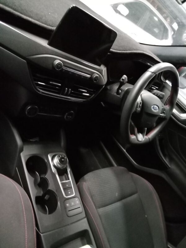 P4995 - Ford Focus 2019 Red Wrecking - Image 4