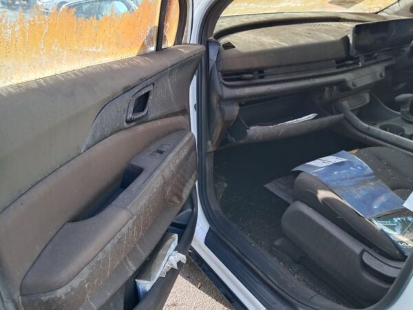 P5001 - Kia carnival 2025 White Wrecking - Image 5