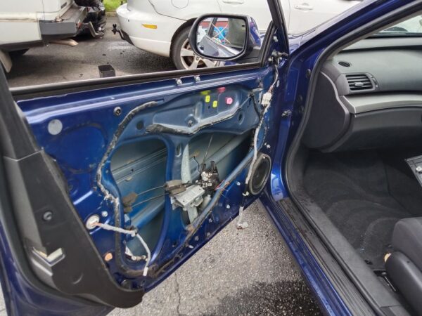 P5007 - Honda Accord 2008 Blue Wrecking - Image 4