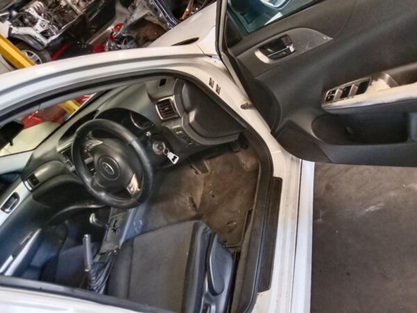 P5015 - Subaru Impreza 2008 White Wrecking - Image 4