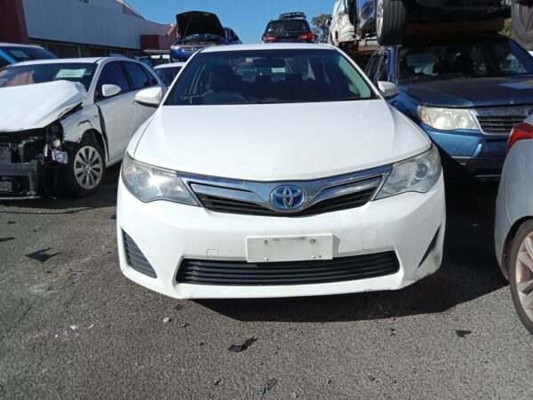 P5018 - Toyota Camry Hybrid 2012 White Wrecking
