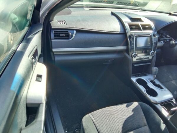 P5018 - Toyota Camry Hybrid 2012 White Wrecking - Image 2