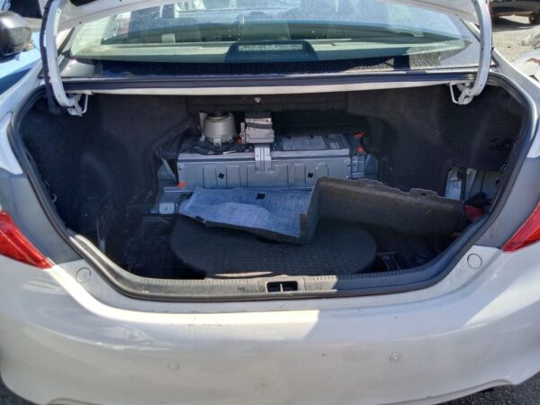 P5018 - Toyota Camry Hybrid 2012 White Wrecking - Image 3