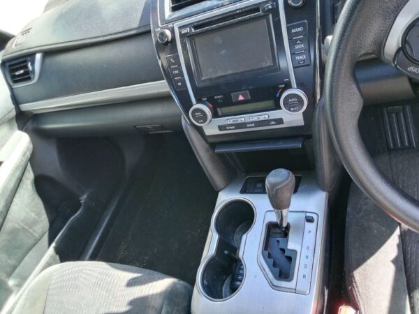 P5018 - Toyota Camry Hybrid 2012 White Wrecking - Image 5
