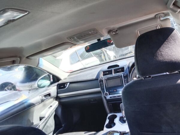 P5018 - Toyota Camry Hybrid 2012 White Wrecking - Image 7
