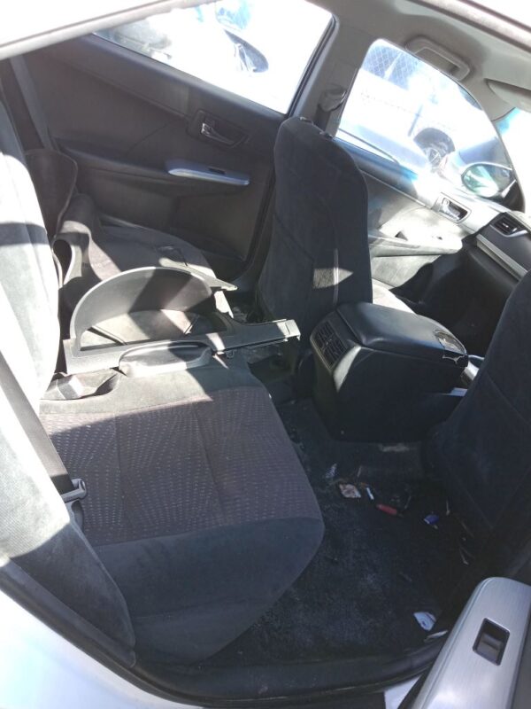 P5018 - Toyota Camry Hybrid 2012 White Wrecking - Image 8