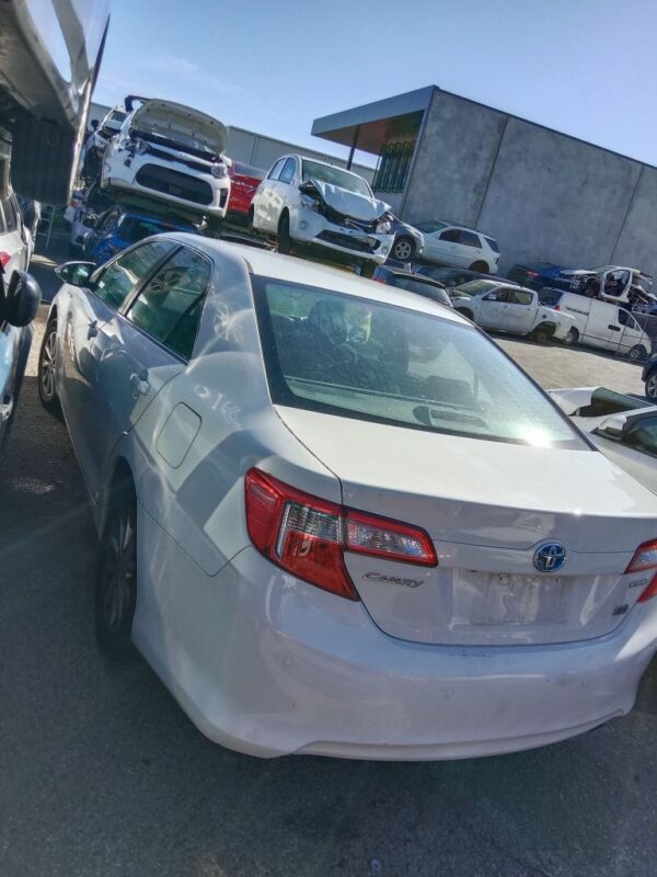 P5018 - Toyota Camry Hybrid 2012 White Wrecking - Image 11