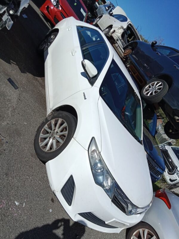 P5018 - Toyota Camry Hybrid 2012 White Wrecking - Image 16
