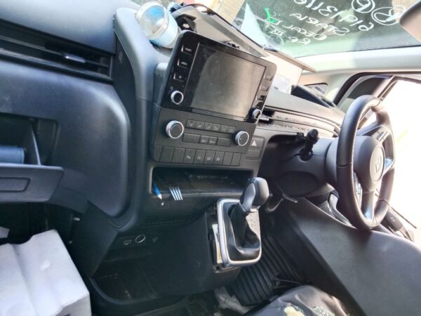 P5021 - Hyundai Staria 2024 White Wrecking - Image 3