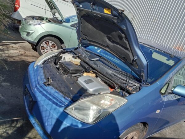 P5022 - Toyota Prius Hybrid 2004 Blue Wrecking - Image 2