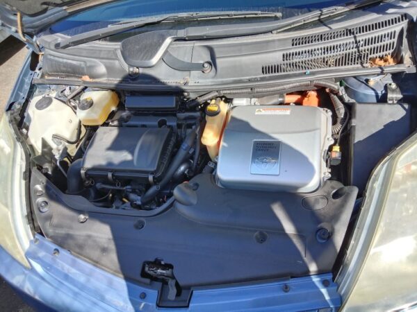 P5022 - Toyota Prius Hybrid 2004 Blue Wrecking - Image 3