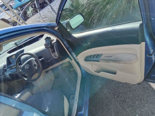 P5022 - Toyota Prius Hybrid 2004 Blue Wrecking - Image 6