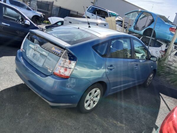 P5022 - Toyota Prius Hybrid 2004 Blue Wrecking - Image 13
