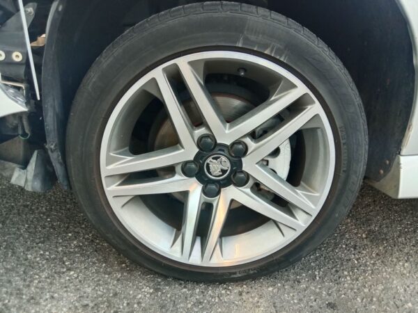 P5024 - Holden Commodore SV6 2010 Silver Wrecking - Image 11