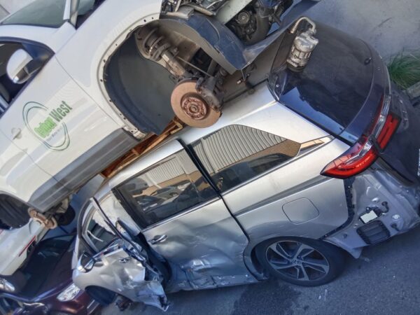 P5028 - Honda Odyssey 2017 Silver Wrecking - Image 4