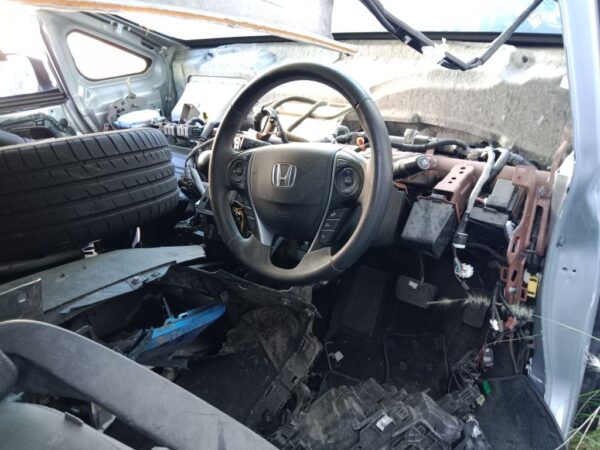 P5028 - Honda Odyssey 2017 Silver Wrecking - Image 5