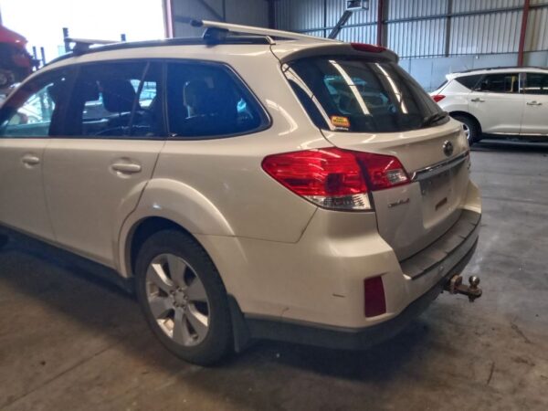 P5029 - Subaru outback 2009 White Wrecking - Image 8