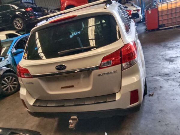 P5029 - Subaru outback 2009 White Wrecking - Image 9