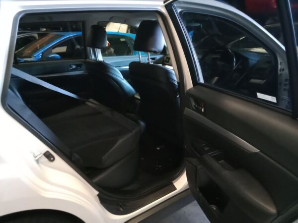 P5029 - Subaru outback 2009 White Wrecking - Image 10