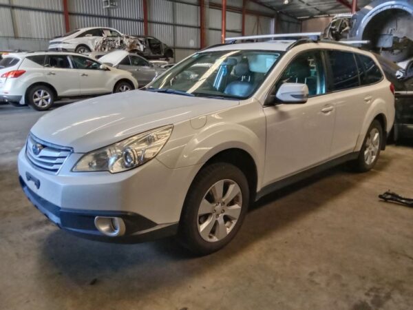 P5029 - Subaru outback 2009 White Wrecking - Image 15