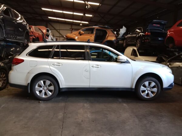 P5029 - Subaru outback 2009 White Wrecking - Image 16