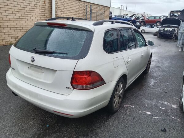 P5045 - Volkswagen golf 2013 White Wrecking - Image 11