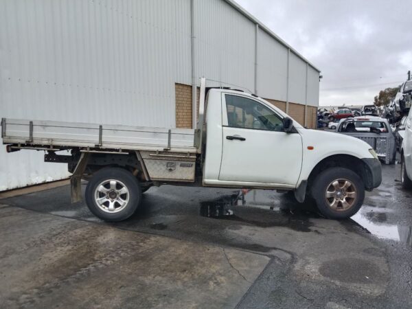 P5046 - Mitsubishi Triton 2009 White Wrecking - Image 8