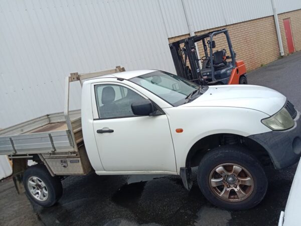 P5046 - Mitsubishi Triton 2009 White Wrecking - Image 9