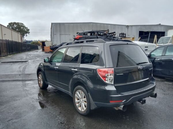 P5047 - Subaru Forester 2011 Grey Wrecking - Image 10
