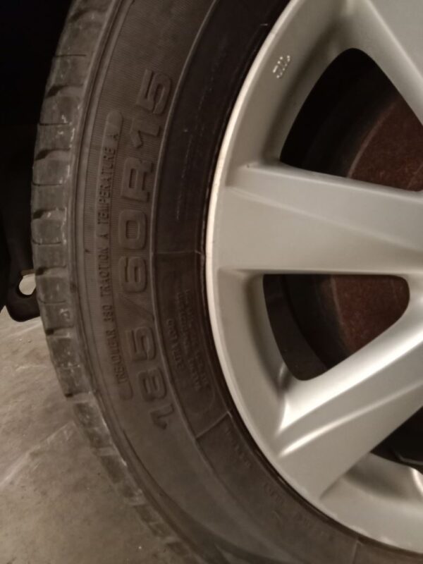 P5050 - Toyota Prius C 2012 Grey Wrecking - Image 8