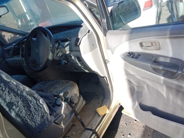 P5053 - Toyota Tarago 2003 Gold Wrecking - Image 8